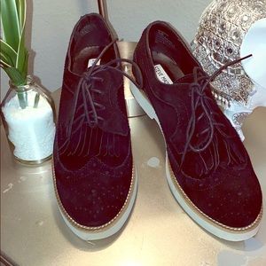 Beautiful modern pair of barely worn Steve Madden.